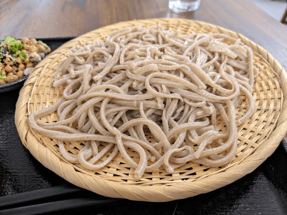 盛り付けられた十割蕎麦のイメージ