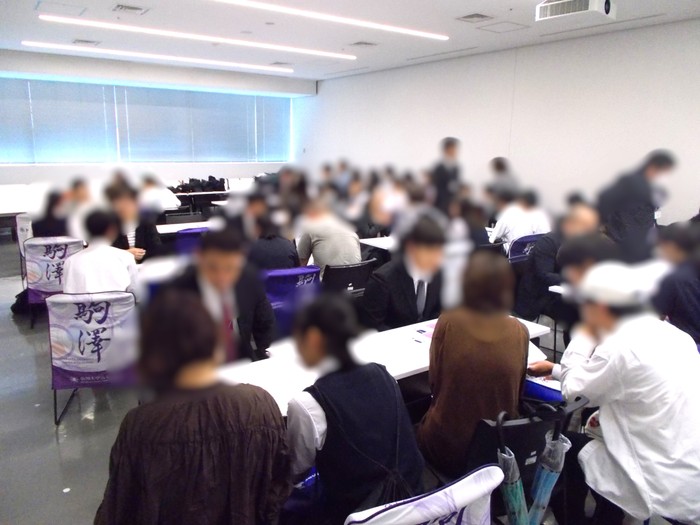 高校ごとの個別相談の様子