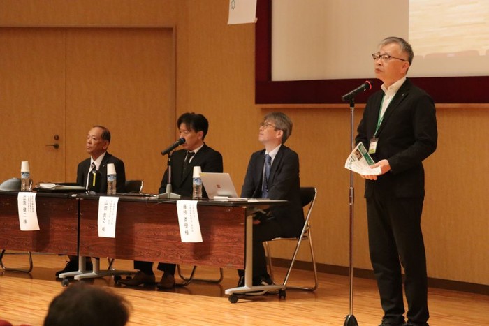開会前に挨拶する平野博之学長(右端)