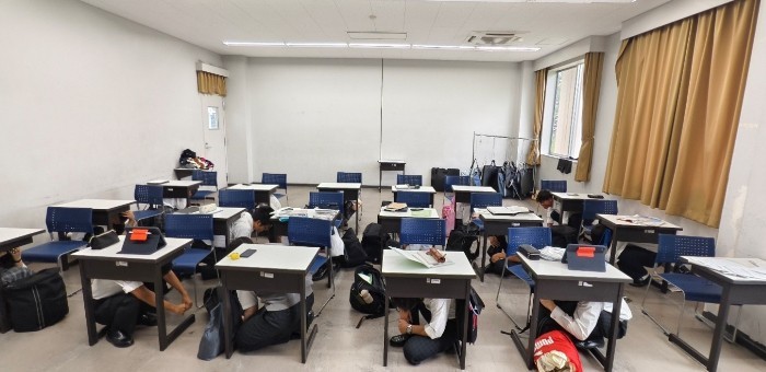 令和8年(2026年9月)に実施した教室内シェイクアウト訓練の様子