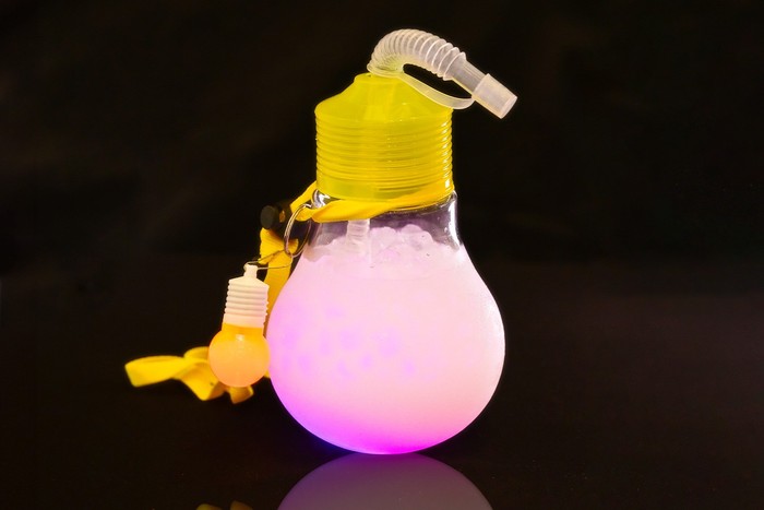 【NEW】光る電球ドリンク 800円/1,000円 販売場所:ピピンズハウス、ファルコンカフェ、ジューサーバー