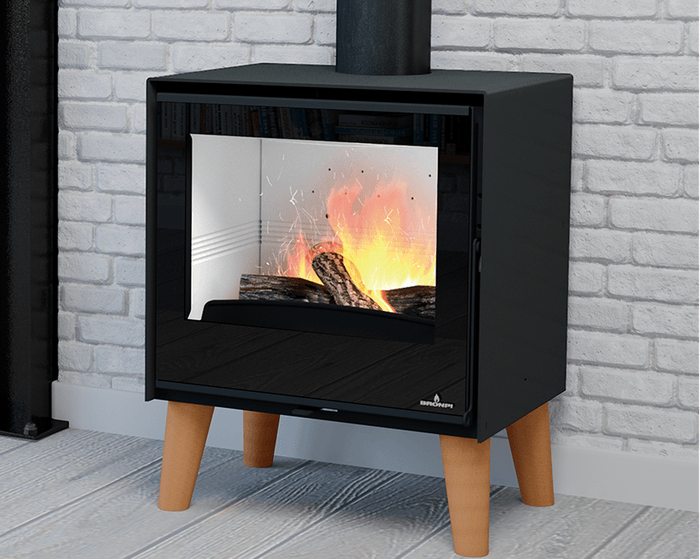 ARUS:木製脚と大きなガラスドア。サイズ:H707×W562×D435mm、薪の長さ:47cm、定格出力9.5kW