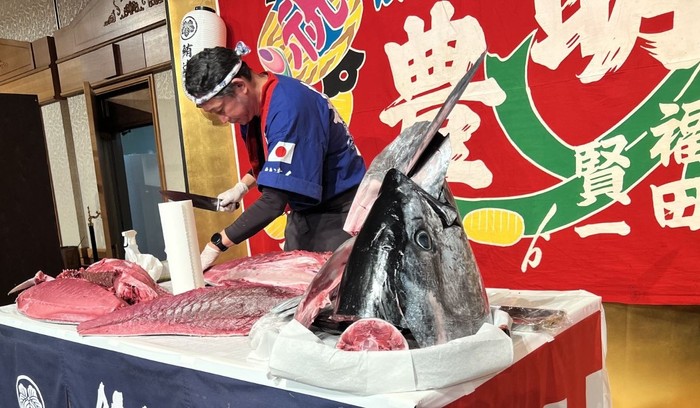 迫力満点のマグロ解体ショー(2026年1月撮影)