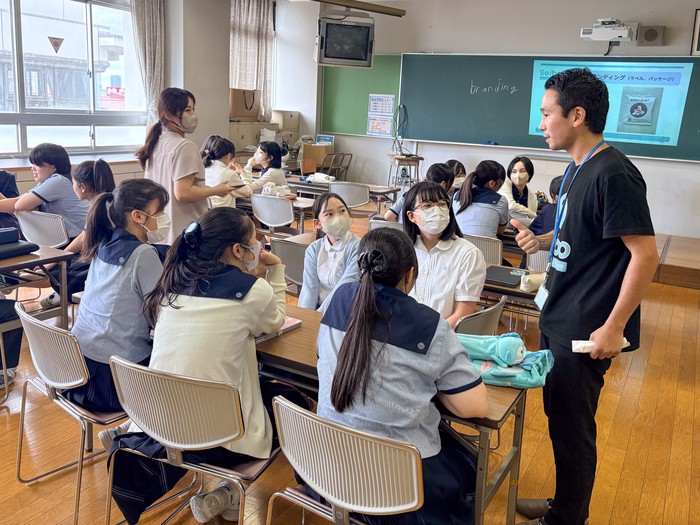 特定非営利活動法人聖母（NPO法人せいぼ）によるマラウイ・コーヒー販売を通じた給食支援活動についての授業の様子