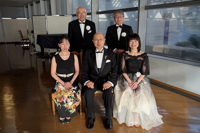今回は記念演奏がなかったため役員のみの記念撮影。 前列中央:古川 隆 代表理事(NPO法人理事長) 前列右:渋谷 伸子 理事(NPO法人) 後列左:村上 覚 名誉顧問 後列右:西村 尚芳 名誉顧問