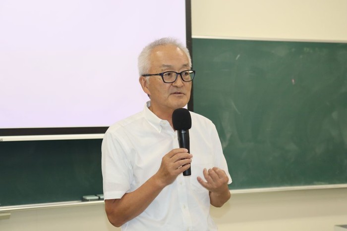 「今回の経験を活かして、どんどん成長してほしい」と総評で語る宮下客員教授
