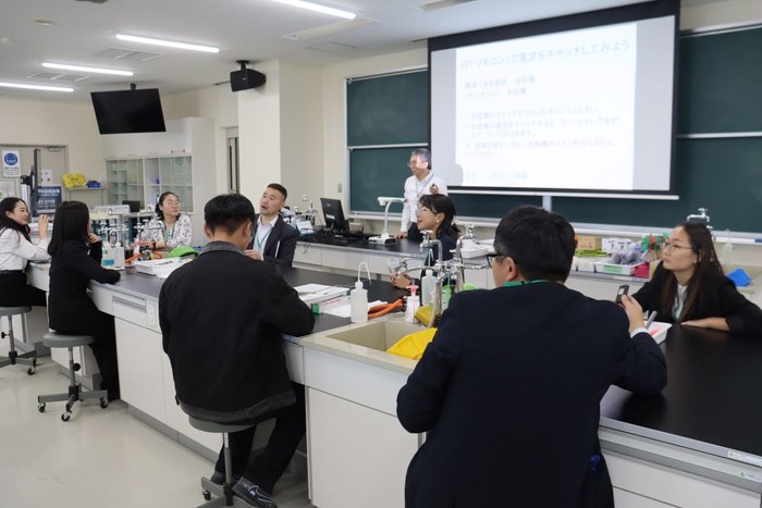 電波をキャッチする実験を体験するモンゴルの学生たち