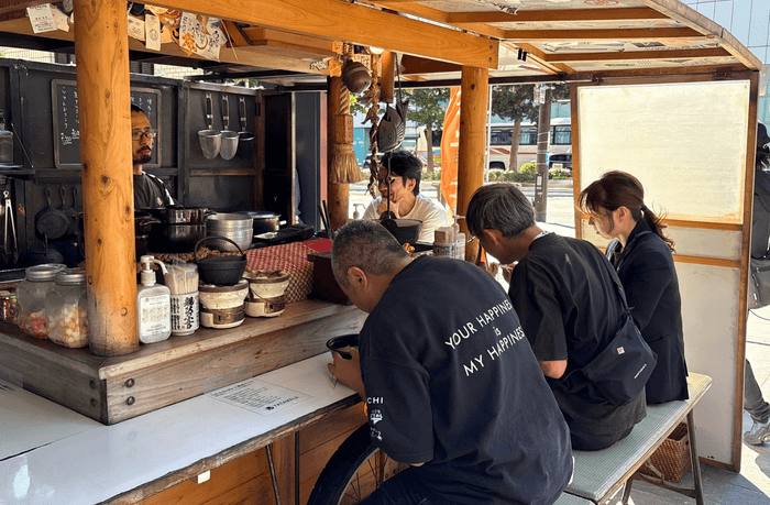コラボラーメンを試食する関係者