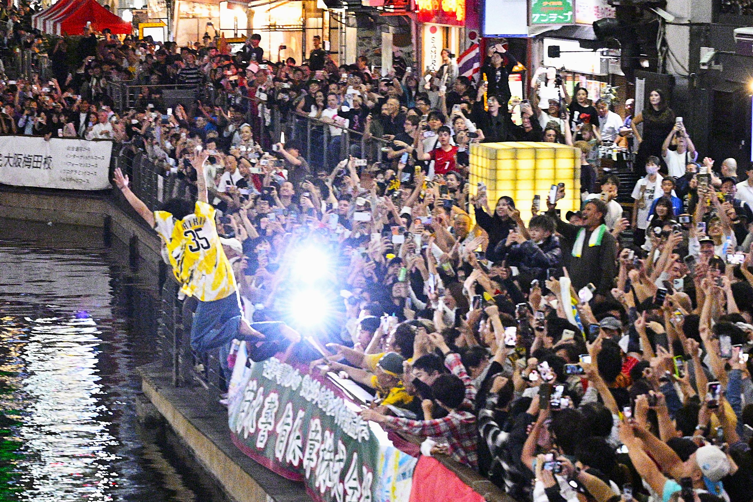 阪神タイガース球団初の連覇達成、道頓堀川に複数のファンが<b>飛び込み</b>